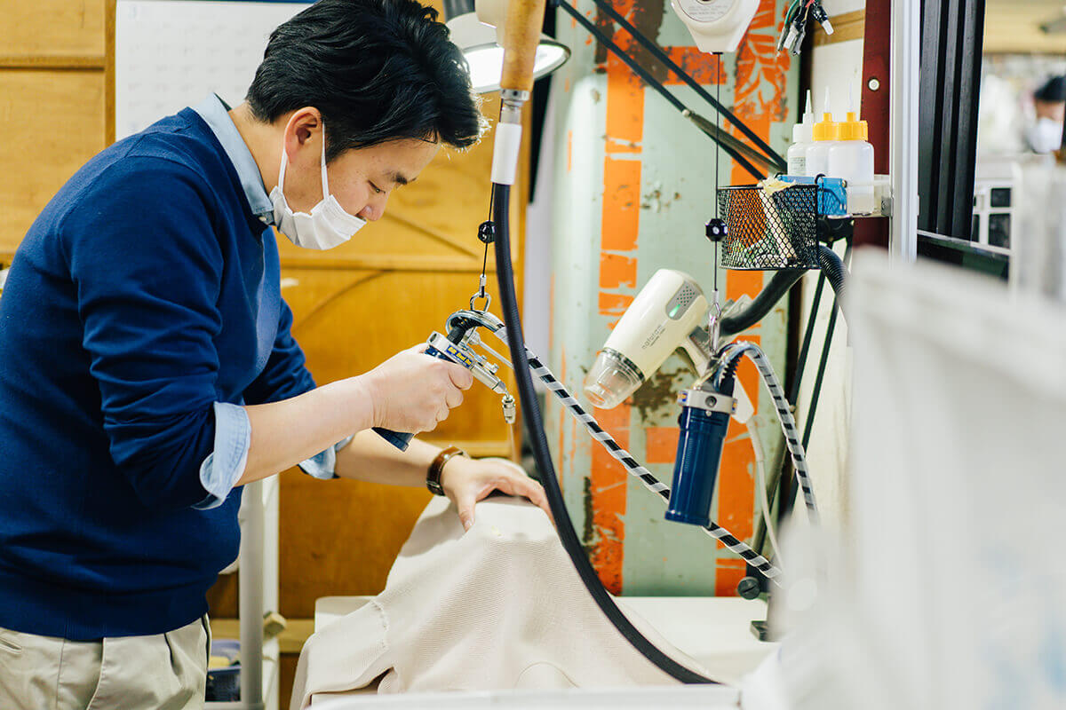 大切な洋服についたシミを、しっかりやさしく落とすこだわりのプレミアム染み抜き